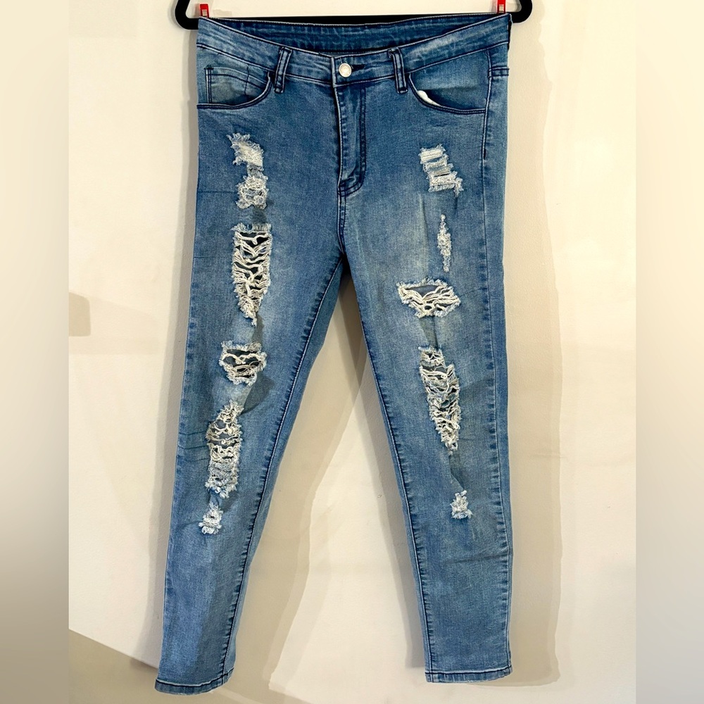 ✨2/$30✨Distressed Jeans